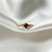 Złoty Pierścionek Kropla z Granatem i Brylantami