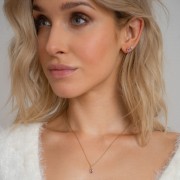 Ręcznie robiony pozłacany zestaw na modelce: naszyjnik i kolczyki z kamieniem naturalnym w owalnym szlifie