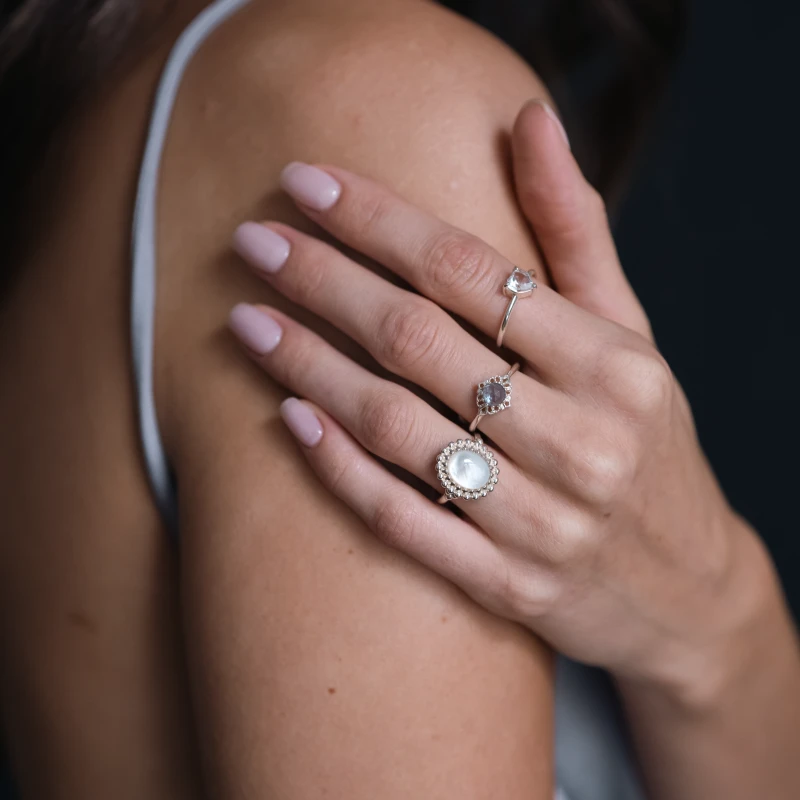 PIERŚCIONEK W STYLU VINTAGE Z MASĄ PERŁOWĄ SILVER
