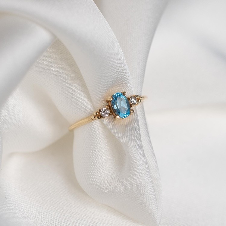 Złoty Pierścionek z Topazem Swiss Blue i Brylantami (id: 1576)