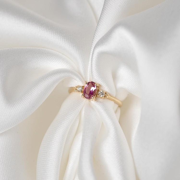 Złoty Pierścionek z Różowym Turmalinem i Brylantami (id: 1578)