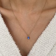 złoty naszyjnik z niebieskim szafirem