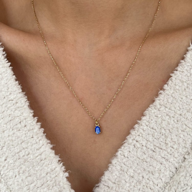 złoty naszyjnik z niebieskim szafirem
