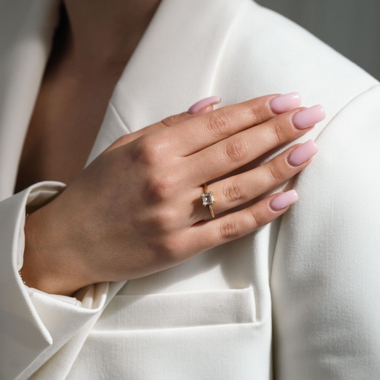 Złoty Pierścionek z Kwadratowym Topazem Białym