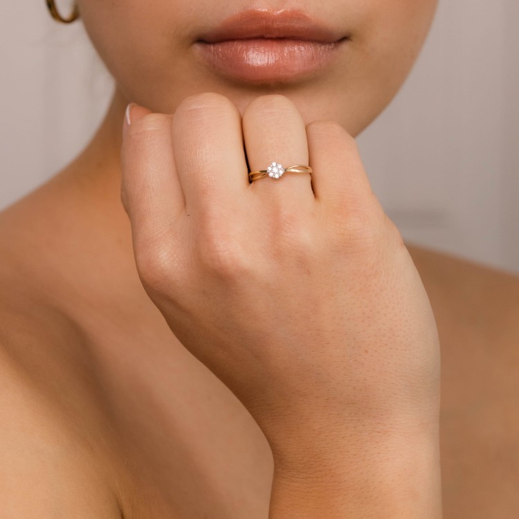 Złoty Pierścionek z Brylantami w Oprawie w Kształcie Kwiatu