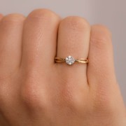 Złoty Pierścionek z Brylantami w Oprawie w Kształcie Kwiatu