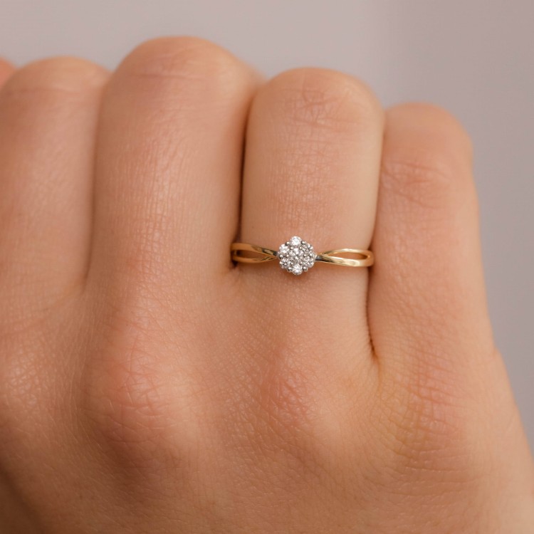 Złoty Pierścionek z Brylantami w Oprawie w Kształcie Kwiatu