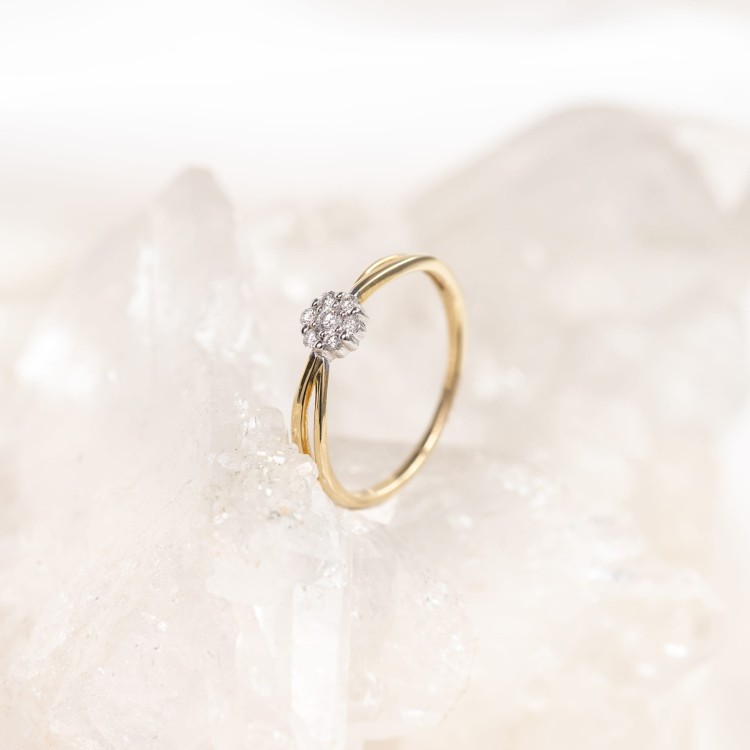 Złoty Pierścionek z Brylantami w Oprawie w Kształcie Kwiatu