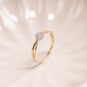 Złoty Pierścionek z Brylantami w Oprawie w Kształcie Kwiatu