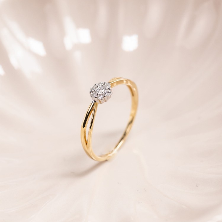 Złoty Pierścionek z Brylantami w Oprawie w Kształcie Kwiatu