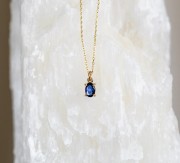 Złoty Naszyjnik z Niebieskim Szafirem