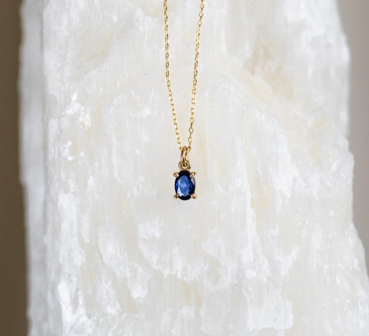 Złoty Naszyjnik z Niebieskim Szafirem