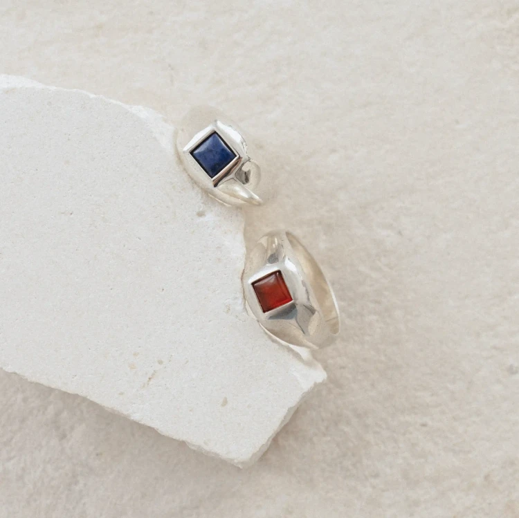 Sygnet z Kwadratowym Dumortierytem