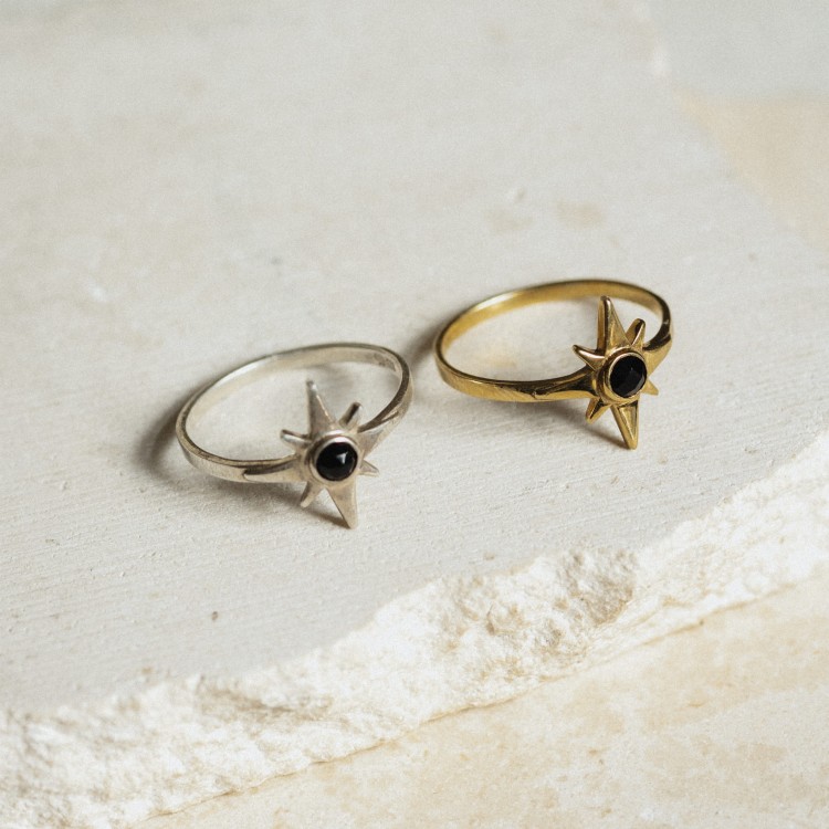 Pierścionek Róża Wiatrów z Onyksem Gold