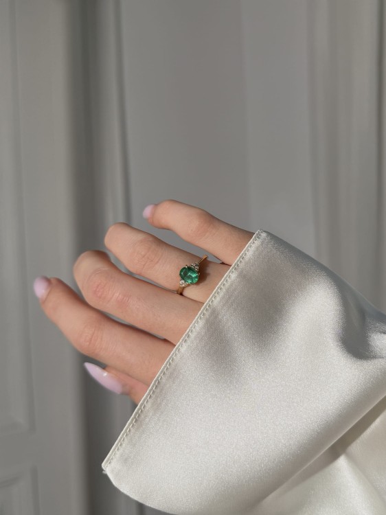 Złoty Pierścionek z Dużym Szmaragdem i 6 Brylantami (id: 2865)