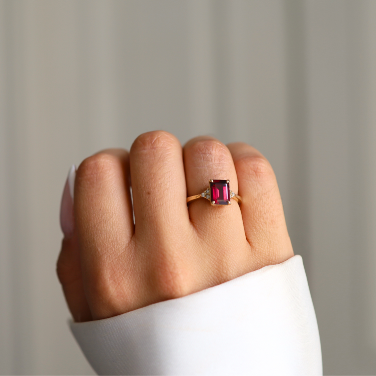 Złoty Pierścionek z Prostokątnym Rodolitem i 6 Brylantami (id: 2869)