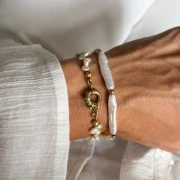Bransoletka z Pereł z Ozdobnym Zapięciem Gold