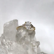 Złoty Pierścionek z Dużym Diamentem Laboratoryjnym