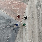 Naszyjniki z kwadratowym kamieniem.