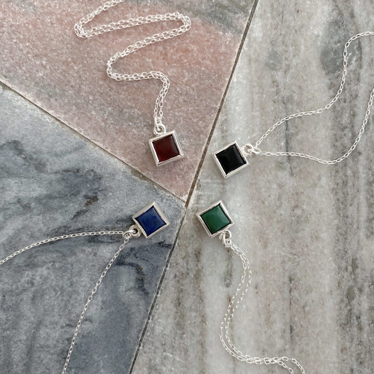 Naszyjniki z kwadratowym kamieniem.
