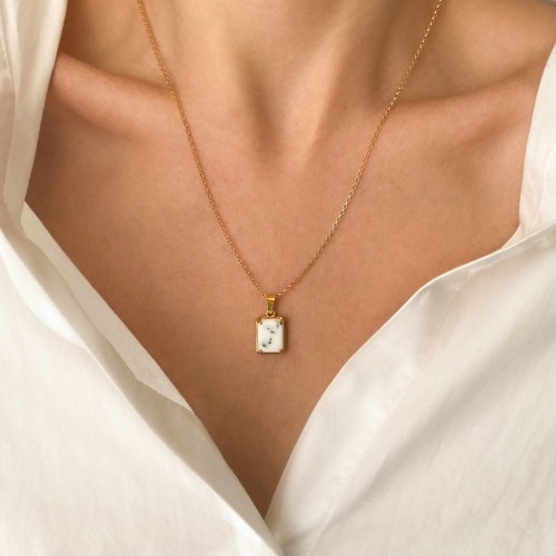 Agat dendrytowy na łańcuszku o długości 50 cm.