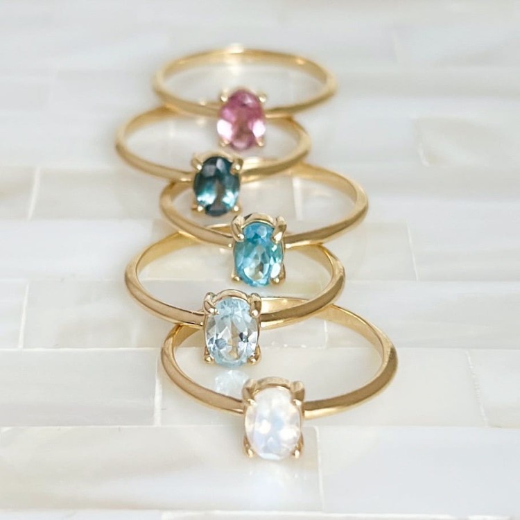 Złote pierścionki z owalnym kamieniem