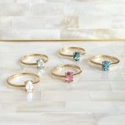 Złote pierścionki z owalnym kamieniem