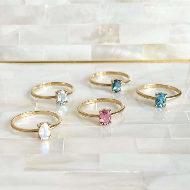 Złote pierścionki z owalnym kamieniem