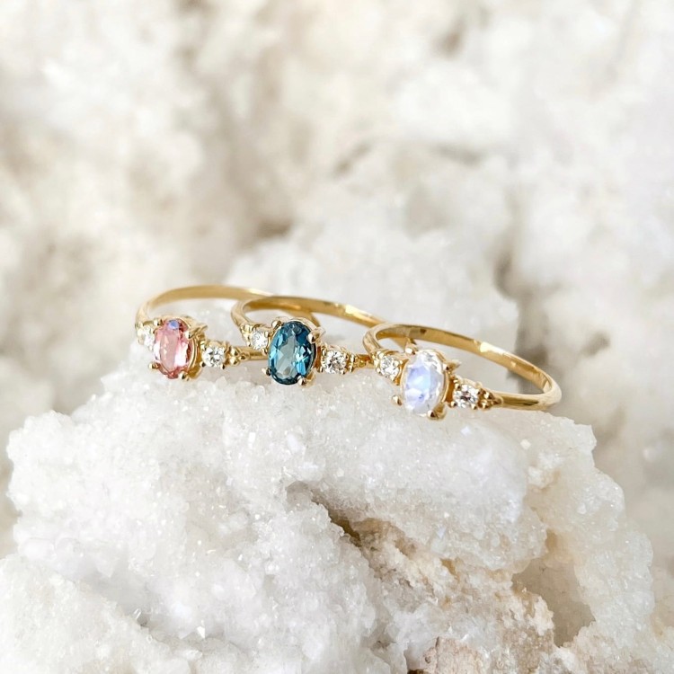 Pierścionki z minerałem i brylantami