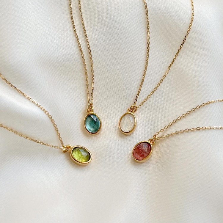 Naszyjniki z owalnym minerałem