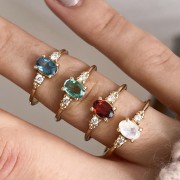 pierścionek z kamieniami i brylantami