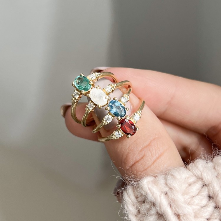 pierścionek z kamieniami i brylantami